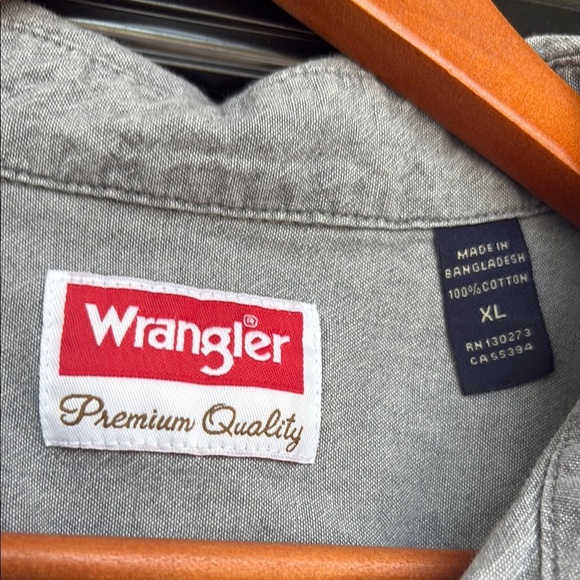 Wrangler Light Gray Casual Button Down Shirt - Picture 2 of 3
